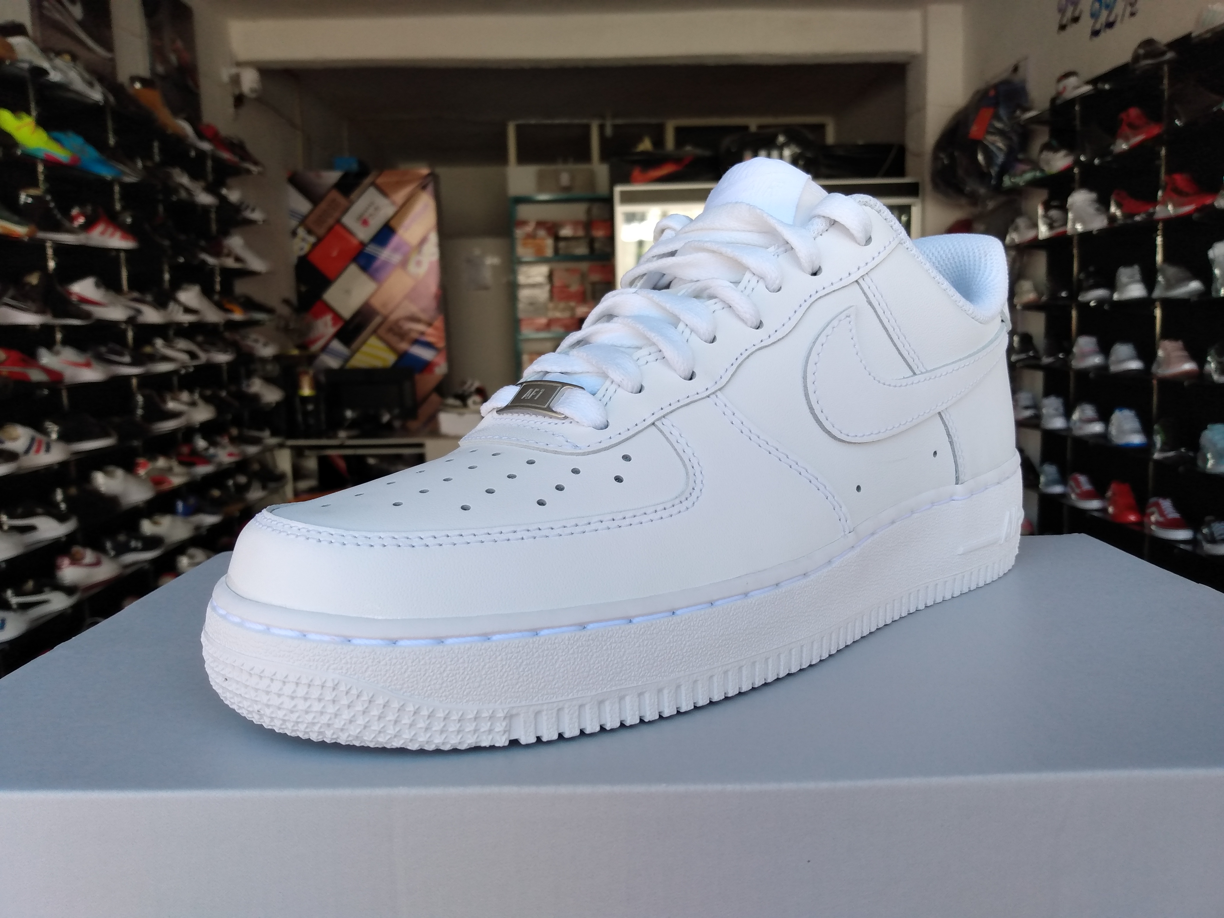 TENIS NIKE AIR FORCE 1 CLASICO PIEL BLANCO HOMBRE.