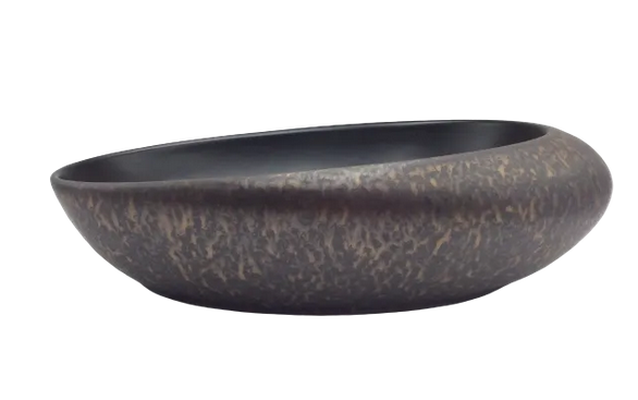 Lavabo Cerámico para Baño MI, acabado metalizado fondo negro con el exterior cobrizo con relieve. De sobreponer, con diseño europeo ideal para todo tipo de baños. Dimensiones 49.0 x 32.0 x 13.5 cms. (base x altura x profundidad)