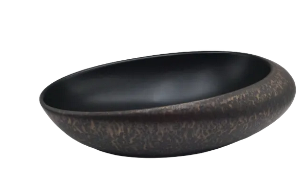 Lavabo Cerámico para Baño MI, acabado metalizado fondo negro con el exterior cobrizo con relieve. De sobreponer, con diseño europeo ideal para todo tipo de baños. Dimensiones 49.0 x 32.0 x 13.5 cms. (base x altura x profundidad)