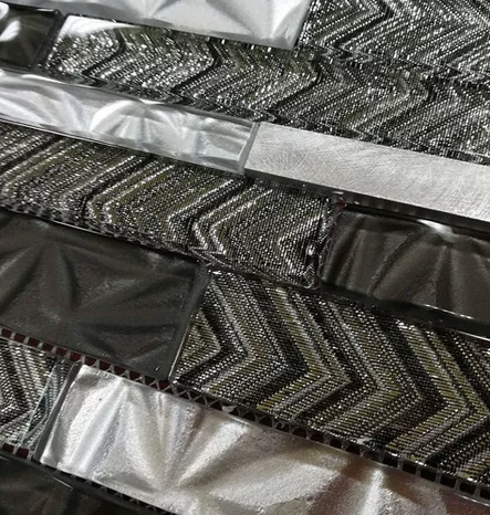 Malla o Mosaico Decorativo de vidrio NA, medida 30 x 30 cms. (base por altura). Diseño en tonos plata y gris con detalles en relieve. Caja de 5 piezas.