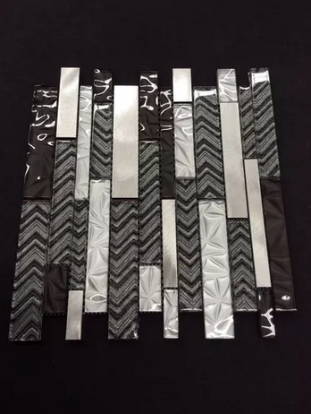 Malla o Mosaico Decorativo de vidrio NA, medida 30 x 30 cms. (base por altura). Diseño en tonos plata y gris con detalles en relieve. Caja de 5 piezas.