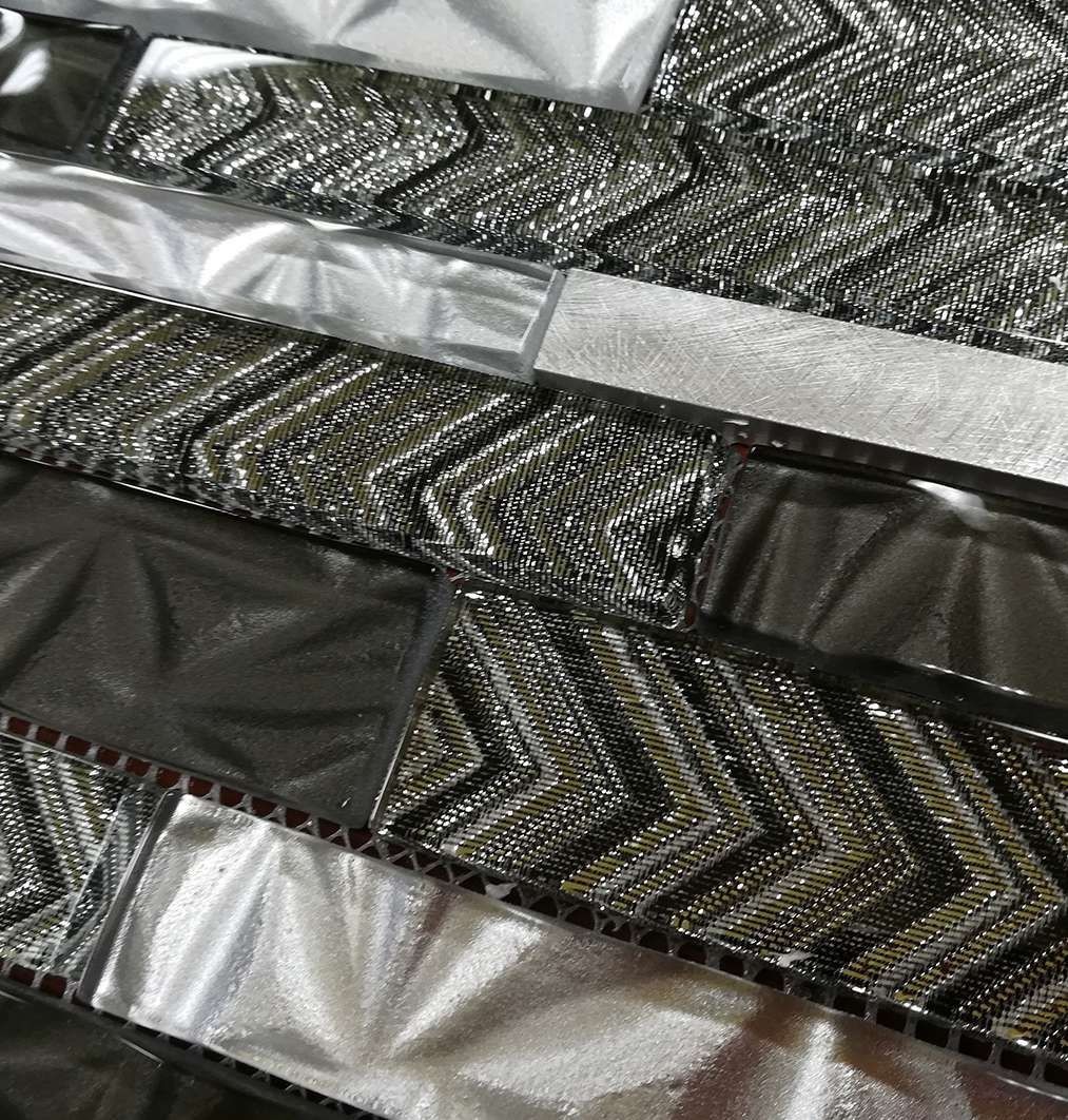 Malla o Mosaico Decorativo de vidrio NA, medida 30 x 30 cms. (base por altura). Diseño en tonos plata y gris con detalles en relieve. Caja de 5 piezas.