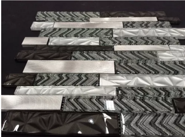 Malla o Mosaico Decorativo de vidrio NA, medida 30 x 30 cms. (base por altura). Diseño en tonos plata y gris con detalles en relieve. Caja de 5 piezas.