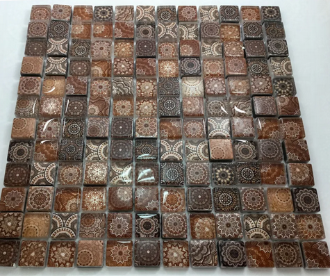 Malla o Mosaico Decorativo de vidrio AZT, medida 30 x 30 cms. (base por altura). Diseño tipo colonial en tonos cafés. Caja de 5 piezas.