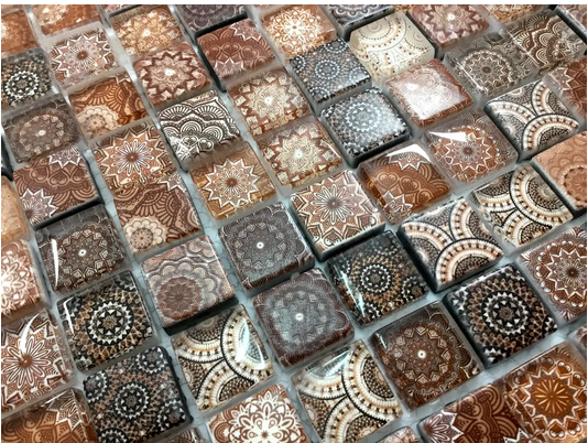 Malla o Mosaico Decorativo de vidrio AZT, medida 30 x 30 cms. (base por altura). Diseño tipo colonial en tonos cafés. Caja de 5 piezas.