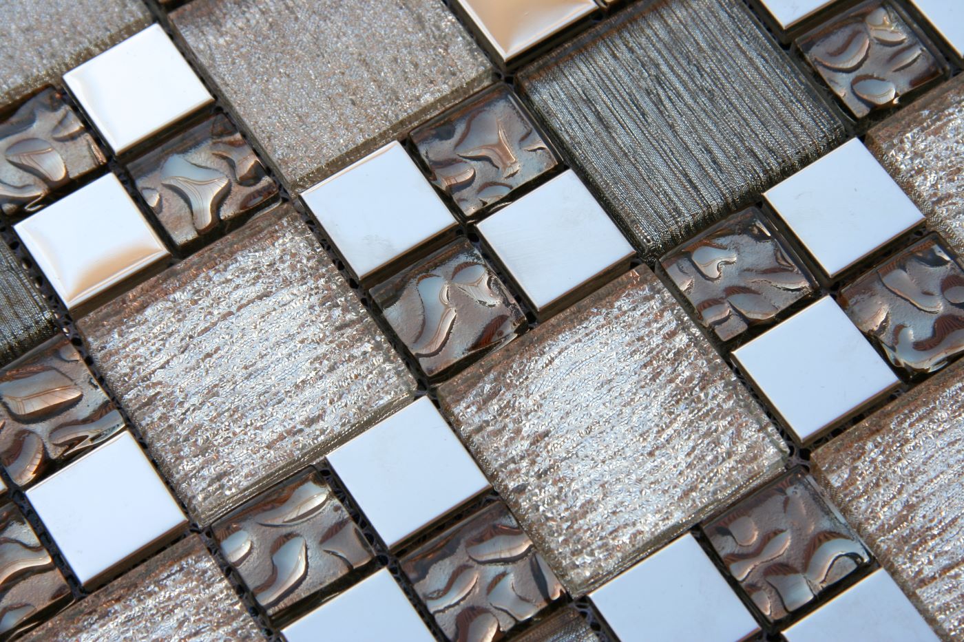 Malla o Mosaico Decorativo de vidrio y acero inoxidable PAO, medida 30 x 30 cms. (base por altura). Diseño en tonalidades café con aplicaciones en metal. Caja de 5 piezas..