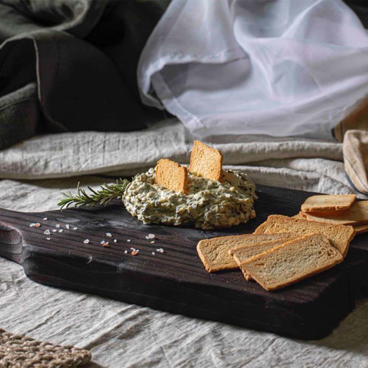 Tabla para picar de madera (pino) rectangular I tabla de quesos y charcuteria I tabla de decoración y corte para carne asados I hecho 100% a mano I LIVE II: Chica 24 x 28 x 2.5.