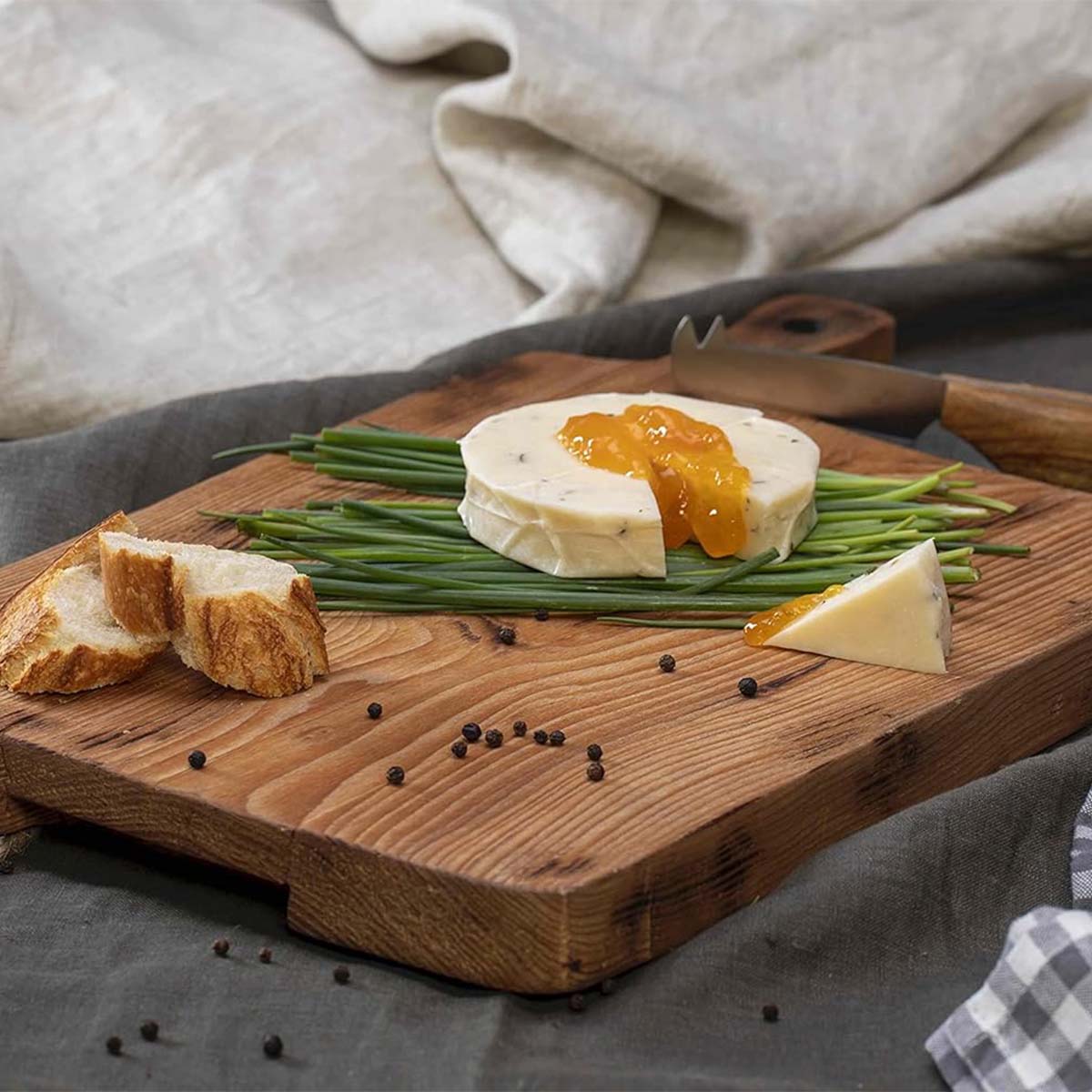 Tabla para picar de madera (pino) rectangular I tabla de quesos y charcuteria I tabla de decoración y corte para carne asados I hecho 100% a mano I LIVE III: Chica 24 x 28 x 2.5.