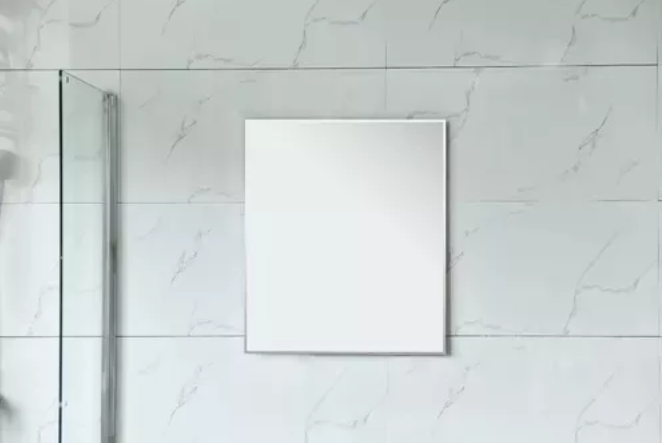 Espejo liso biselado,  medidas 100 x 70 cms (base por altura). Forma rectangular. 