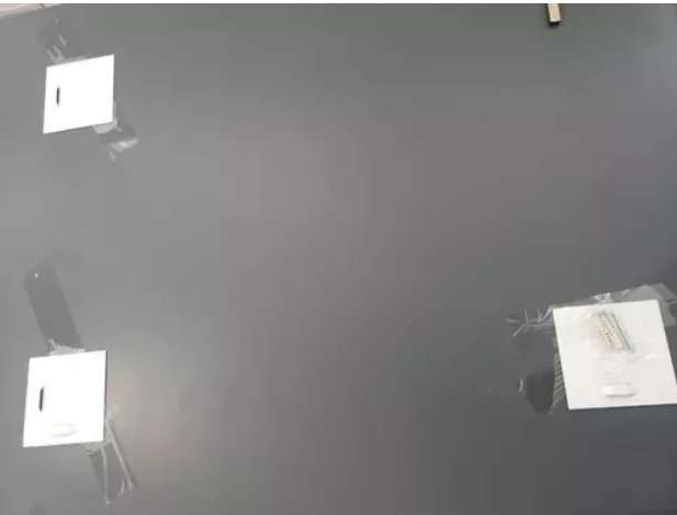 Espejo liso biselado,  medidas 100 x 70 cms (base por altura). Forma rectangular. 