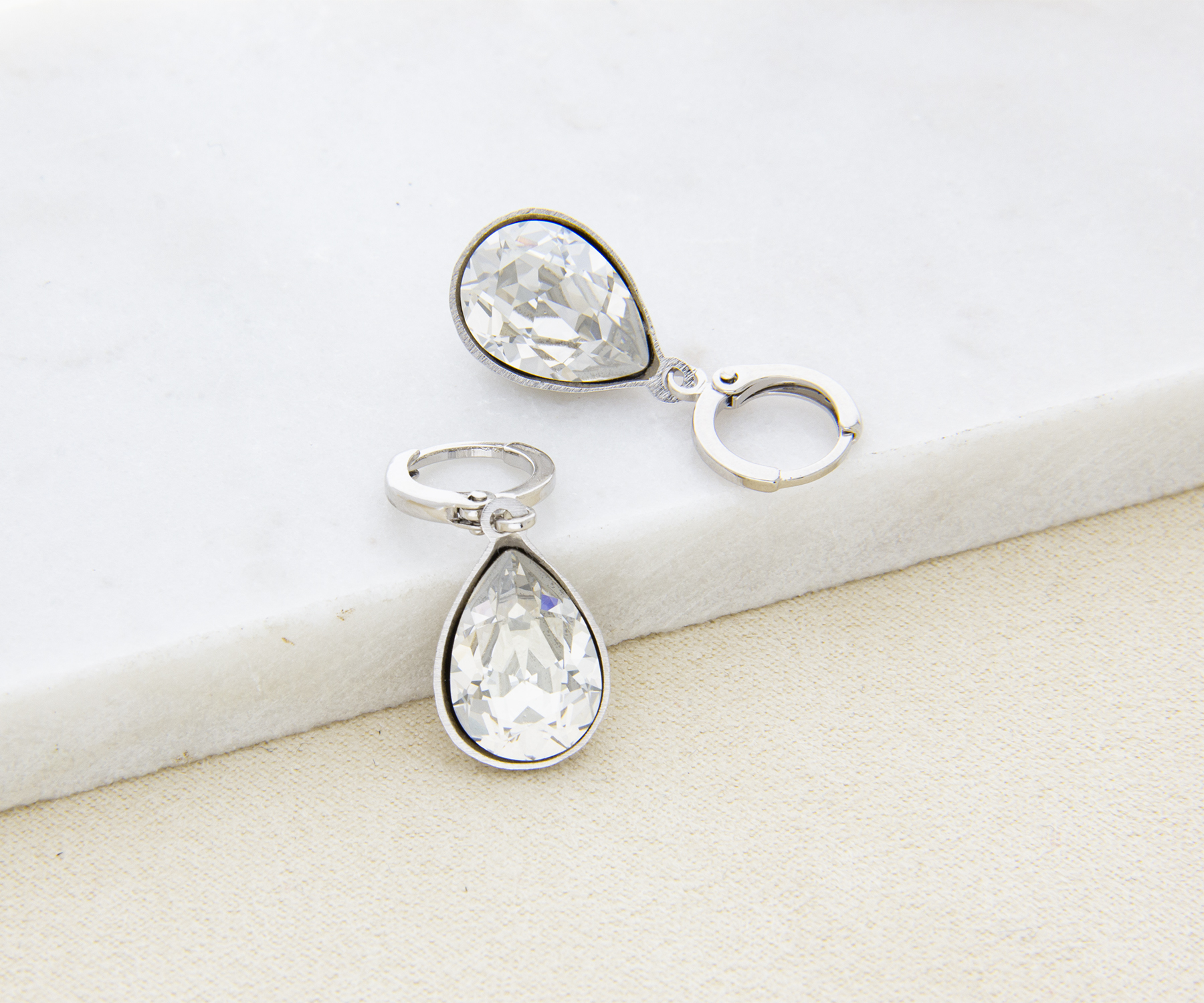 Arete Gota Baño de Rodio| Cristal Swarovski Cristal