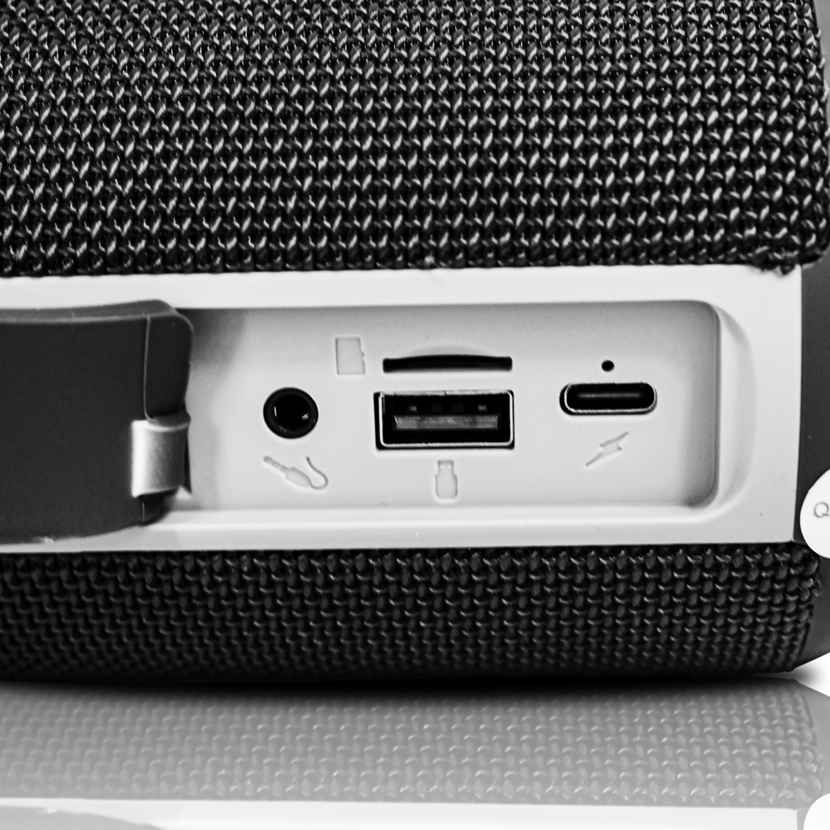 Bocina Portátil Potente Subwoofer Bluetooth Con Anillo Led Color Negro 