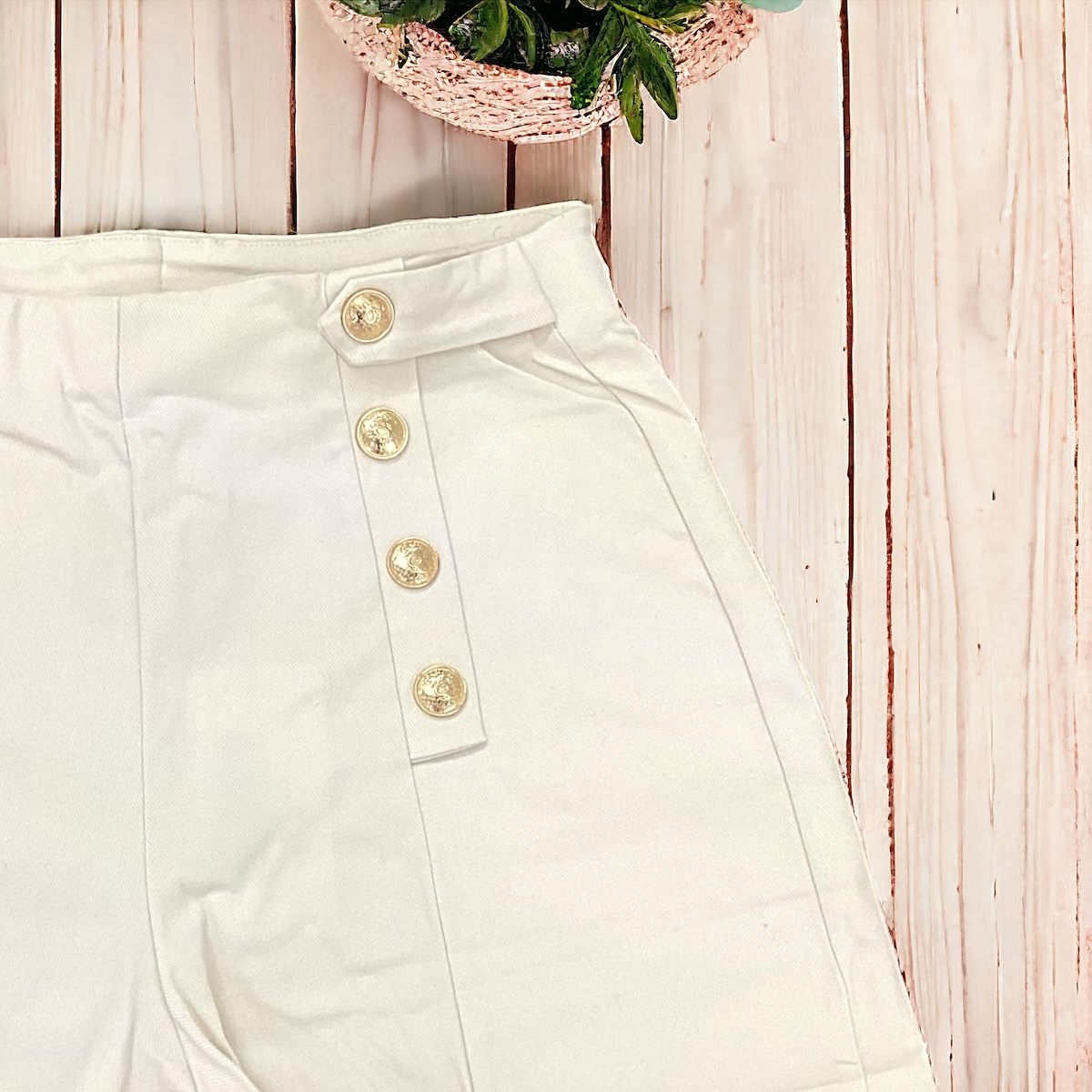 Short elástico con botones dorados/ gabardina larga/ BEIGE