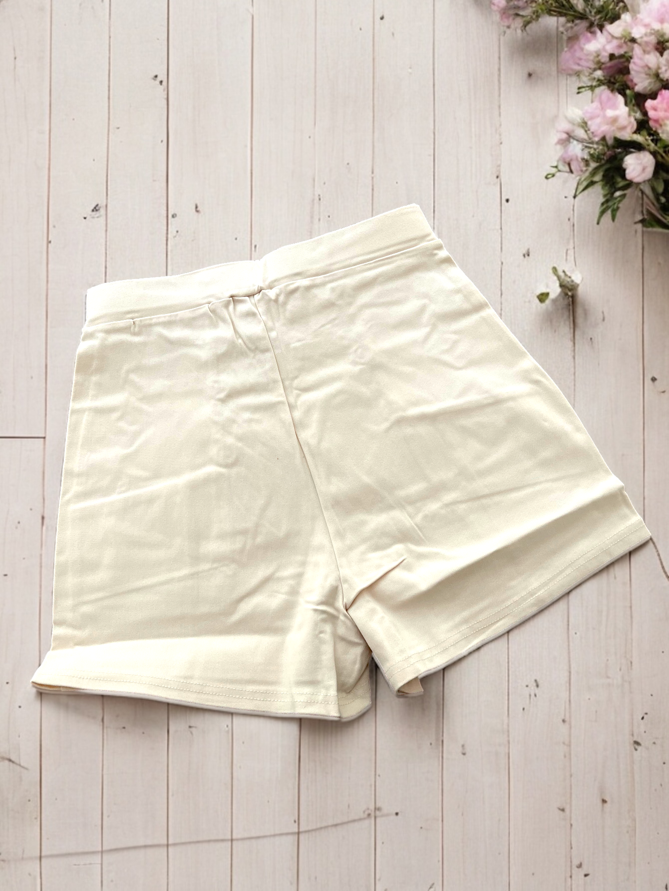 Short elástico con botones dorados/ gabardina larga/ BEIGE