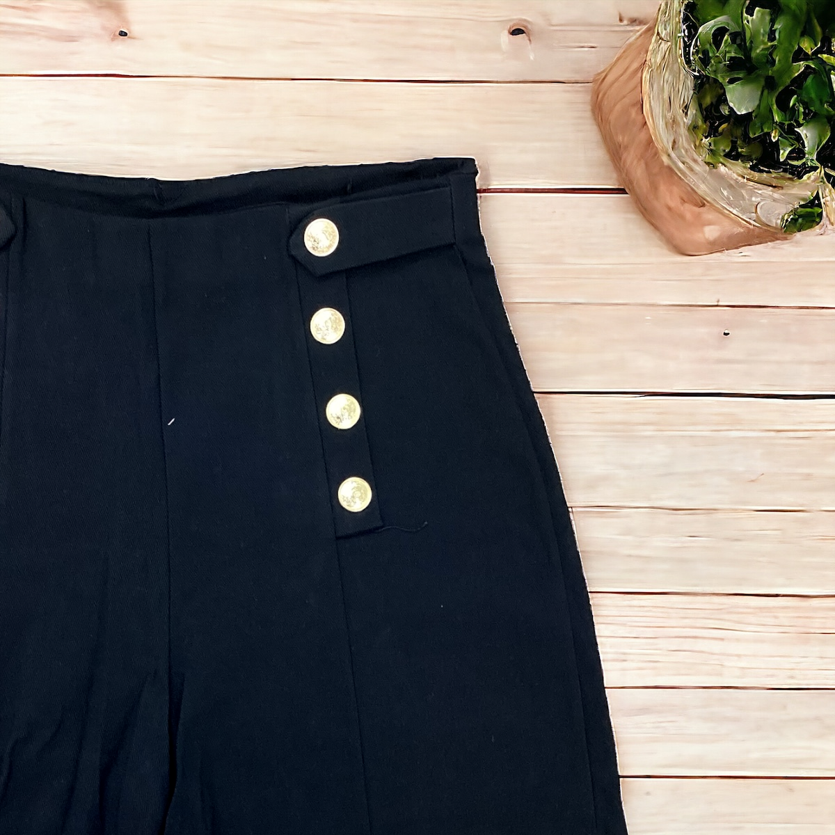 Short elástico con botones dorados/ gabardina larga/ NEGRO