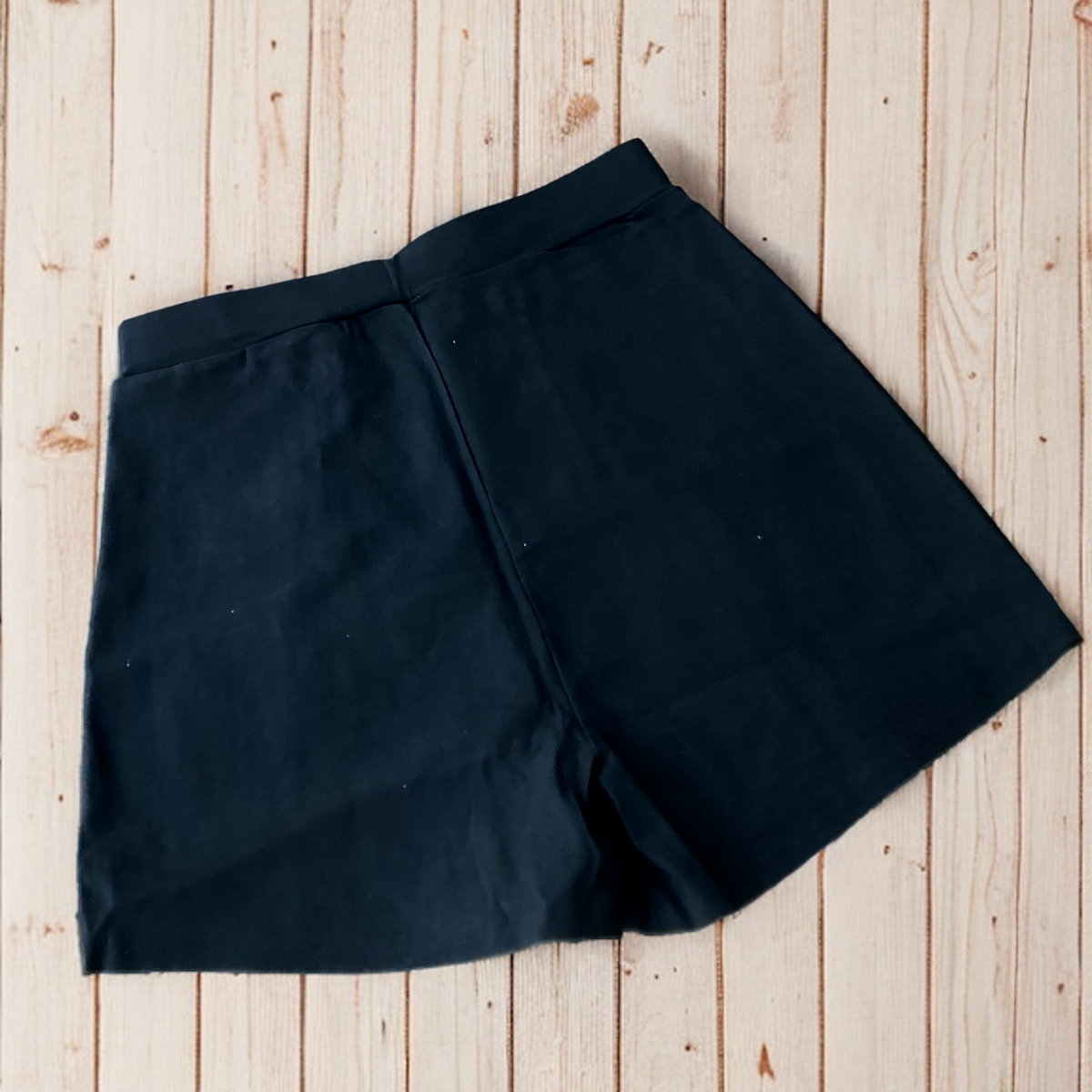 Short elástico con botones dorados/ gabardina larga/ NEGRO