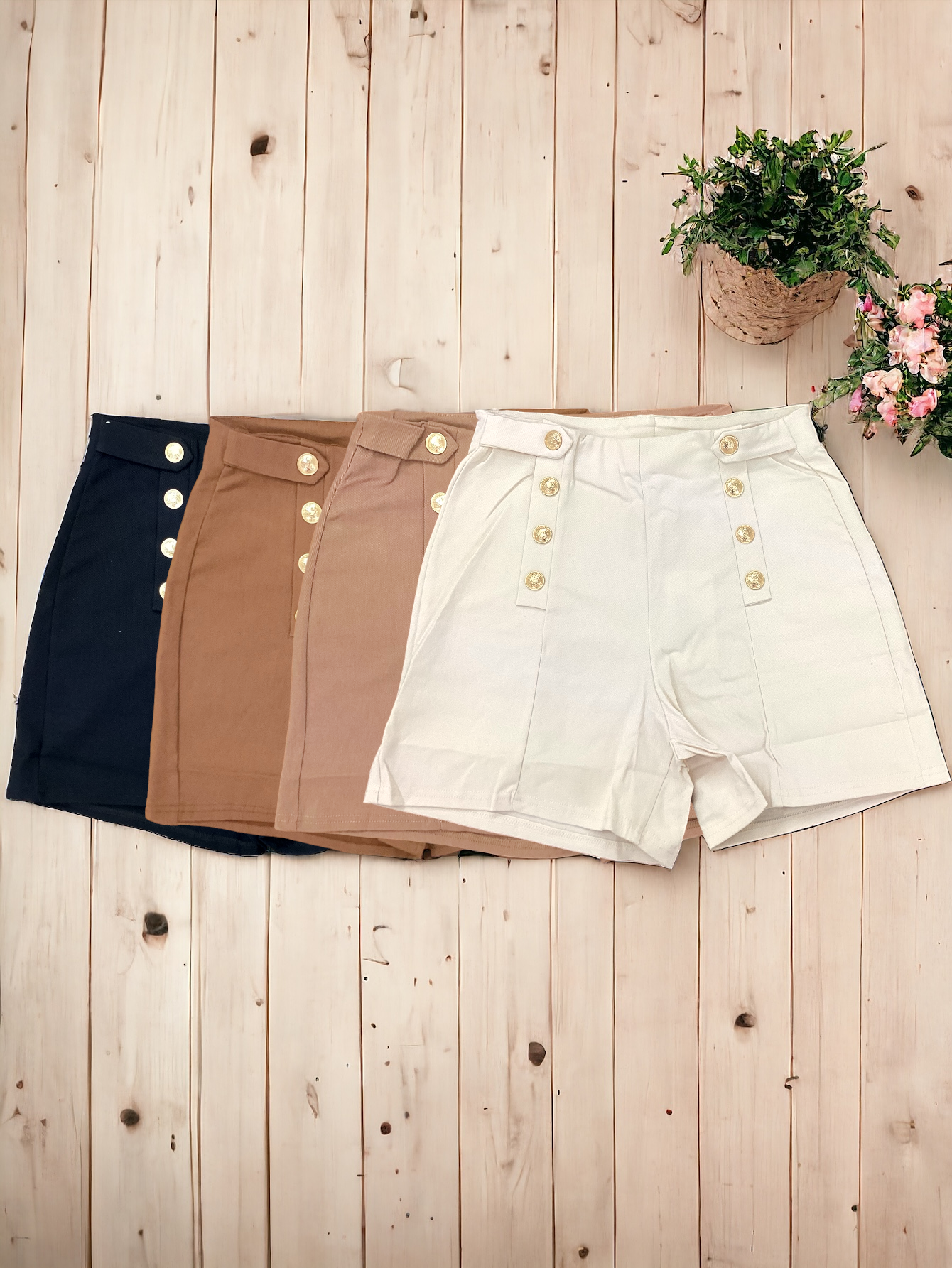 Short elástico con botones dorados/ gabardina larga/ NEGRO