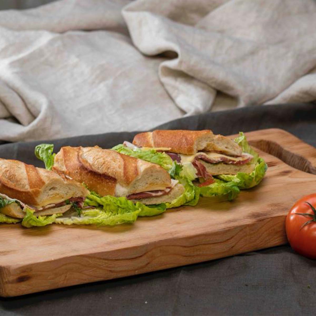 Tabla para picar de madera (pino) rectangular I tabla de quesos y charcuteria I tabla de decoración y corte para carne asados I hecho 100% a mano I LIVE V: 54 x 28 x 2.5.