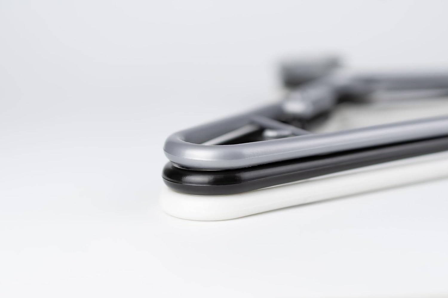 Atmos Homeware Ganchos para Ropa | 20 Ganchos de Plástico Premium para Colgar Ropa | Gruesos, Resistentes y Duraderos | Paquete de 20 Perchas Color Blanco