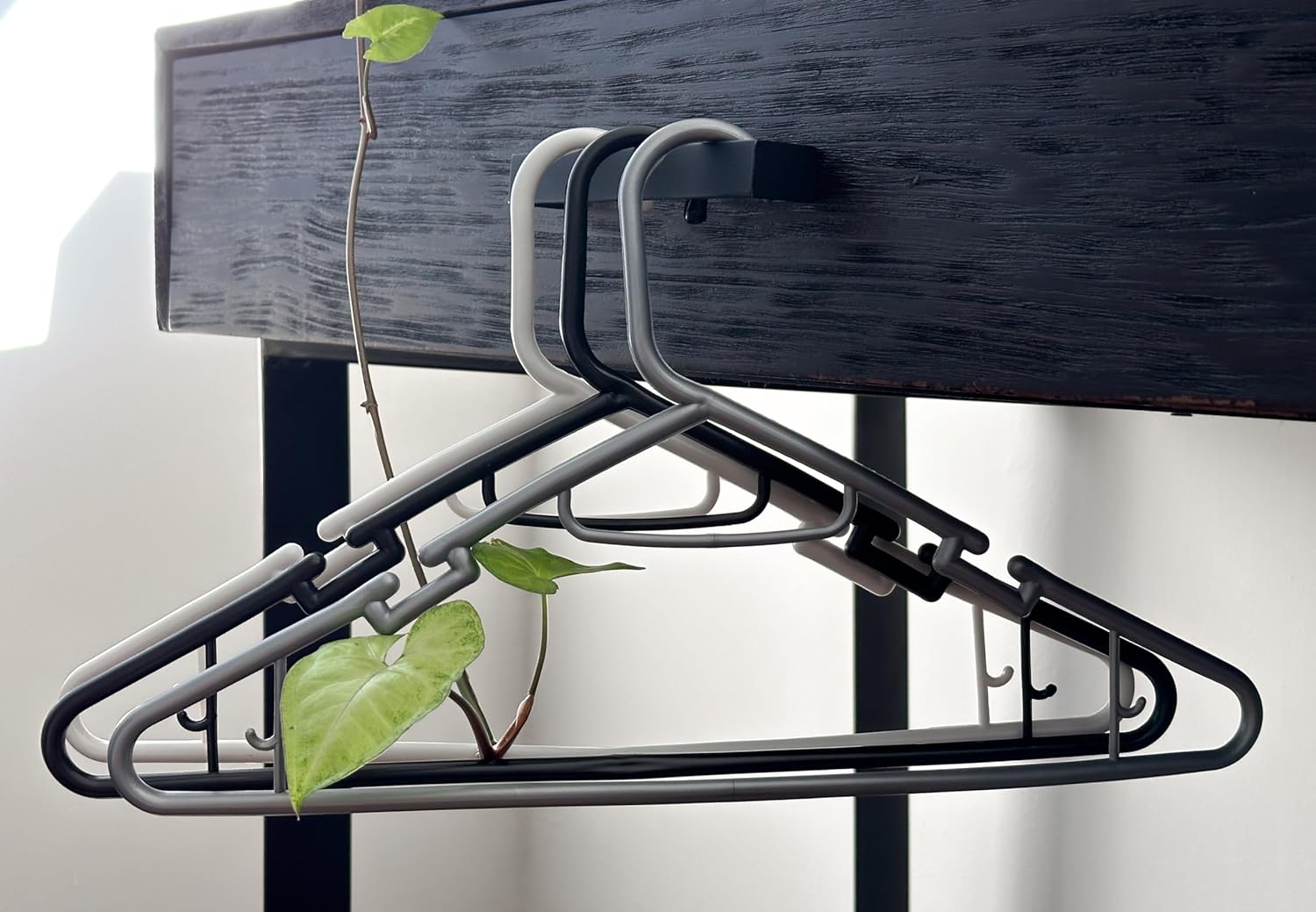 Atmos Homeware Ganchos para Ropa | 20 Ganchos de Plástico Premium para Colgar Ropa | Gruesos, Resistentes y Duraderos | Paquete de 20 Perchas Color Blanco