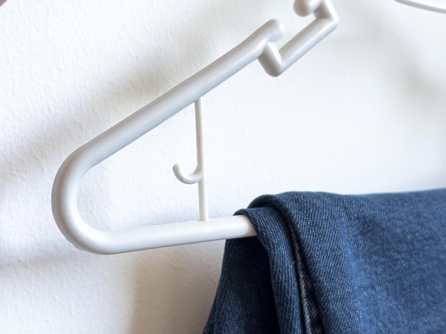 Atmos Homeware Ganchos para Ropa | 40 Ganchos de Plástico Premium para Colgar Ropa | Gruesos, Resistentes y Duraderos | Paquete de 40 Perchas Color Blanco