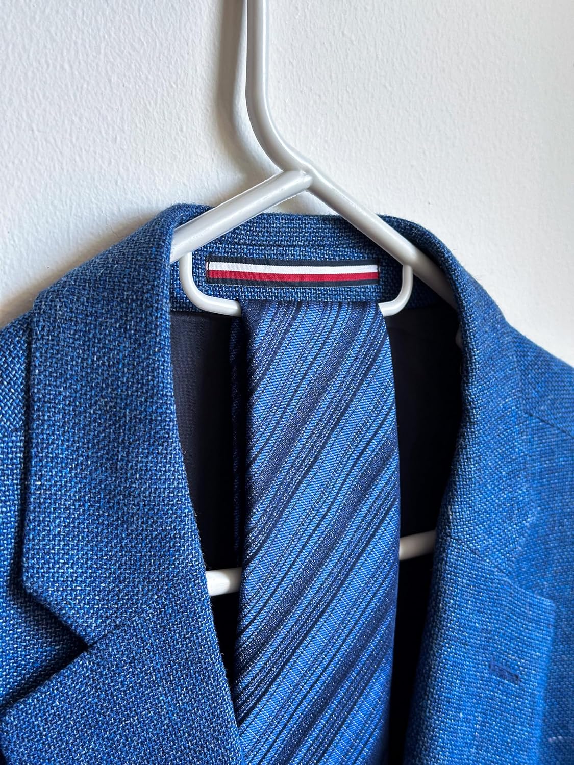 Atmos Homeware Ganchos para Ropa | 40 Ganchos de Plástico Premium para Colgar Ropa | Gruesos, Resistentes y Duraderos | Paquete de 40 Perchas Color Blanco