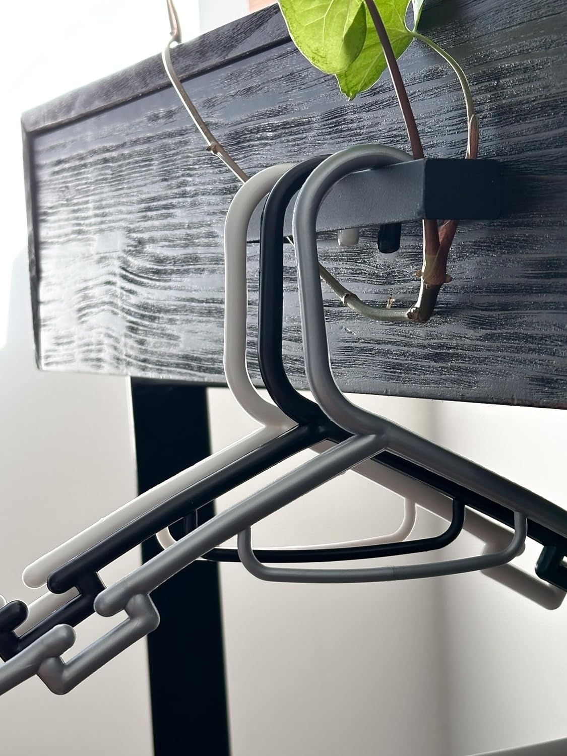 Atmos Homeware Ganchos para Ropa | 40 Ganchos de Plástico Premium para Colgar Ropa | Gruesos, Resistentes y Duraderos | Paquete de 40 Perchas Color Blanco