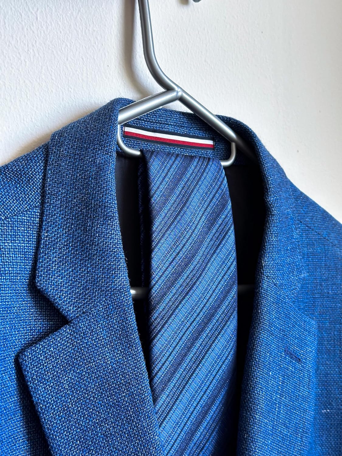 Atmos Homeware Ganchos para Ropa | 20 Ganchos de Plástico Premium para Colgar Ropa | Gruesos, Resistentes y Duraderos | Paquete de 20 Perchas Color Plata