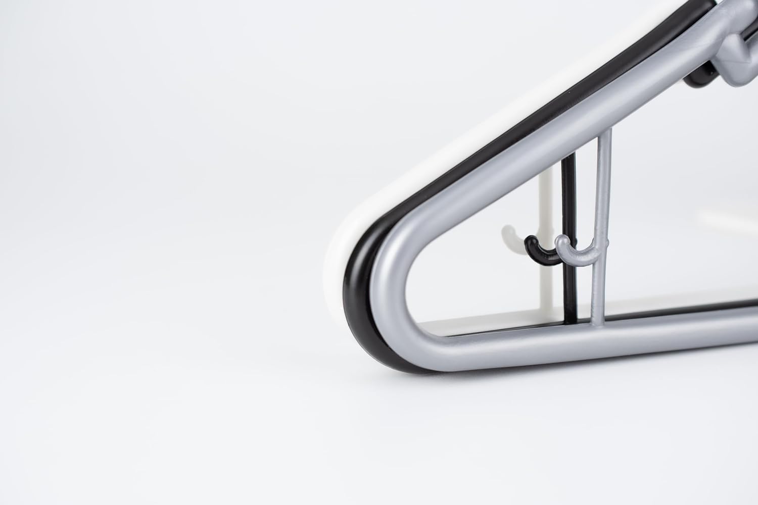 Atmos Homeware Ganchos para Ropa | 20 Ganchos de Plástico Premium para Colgar Ropa | Gruesos, Resistentes y Duraderos | Paquete de 20 Perchas Color Plata