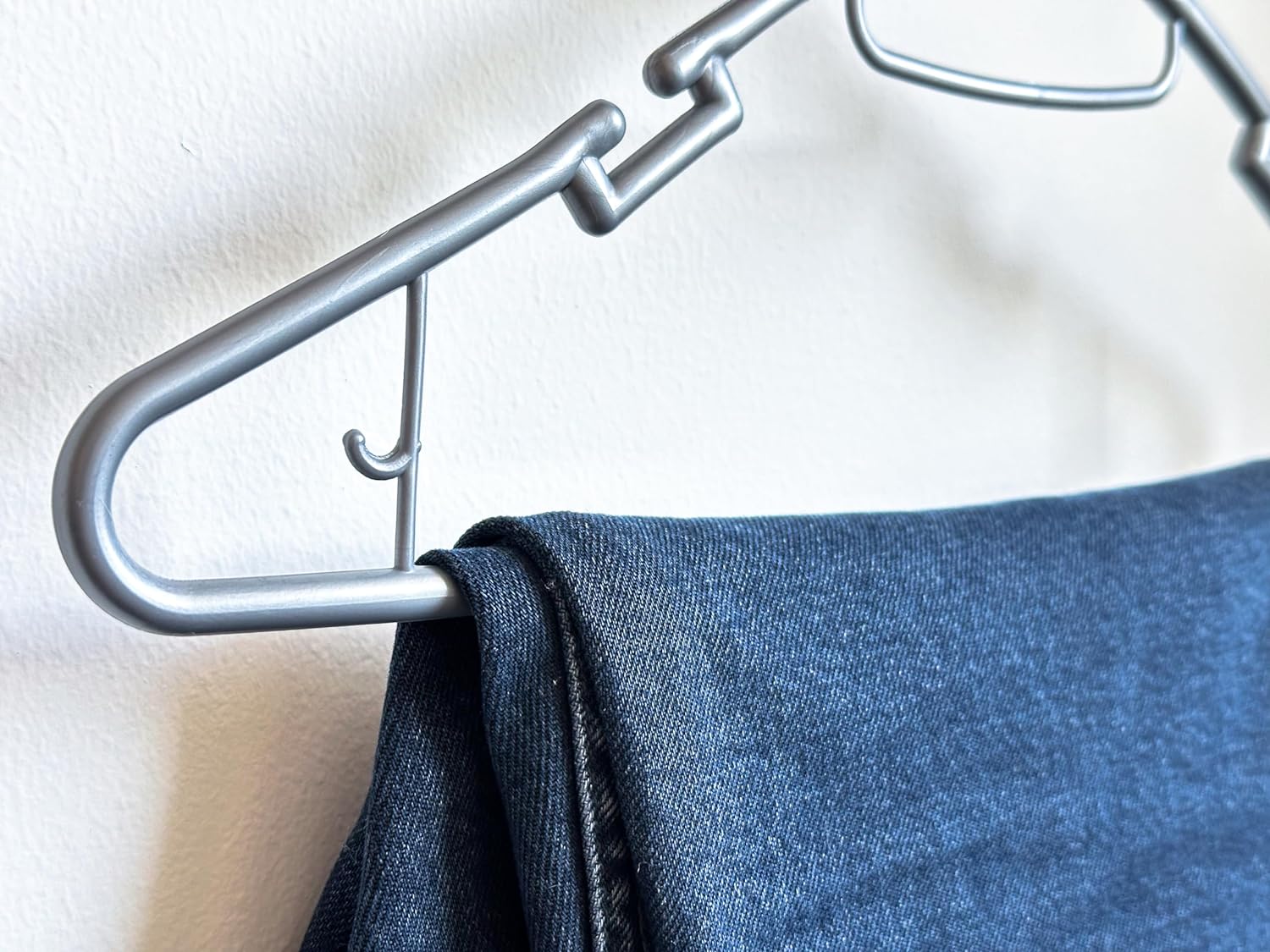 Atmos Homeware Ganchos para Ropa | 20 Ganchos de Plástico Premium para Colgar Ropa | Gruesos, Resistentes y Duraderos | Paquete de 20 Perchas Color Plata