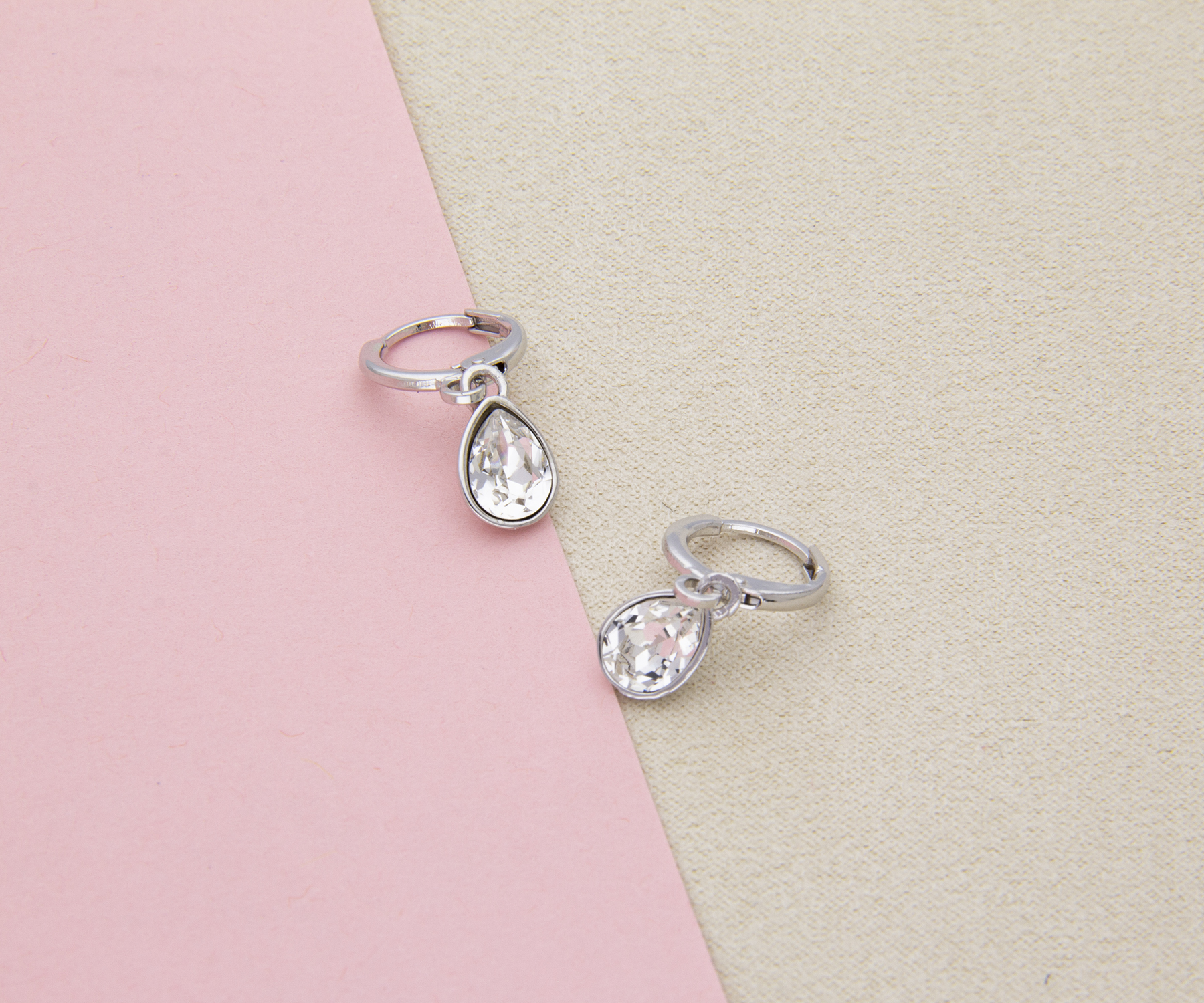 Arete Gota Mini Baño de Rodio| Cristal Swarovski Cristal