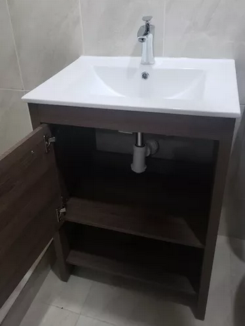 Set Mueble para baño a piso (Gabinete) MA60BR, con una puerta y entrepaño. El set incluye: lavabo de cerámica, espejo y monomando. Color Britannia