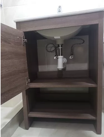 Set Mueble para baño a piso (Gabinete) MA60BR, con una puerta y entrepaño. El set incluye: lavabo de cerámica, espejo y monomando. Color Britannia