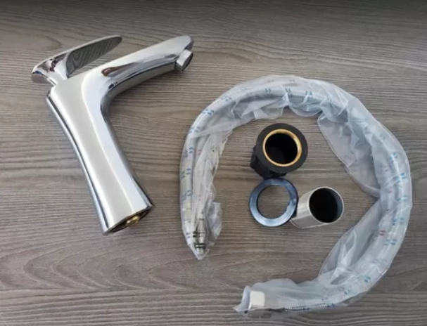 Set Mueble para baño a piso (Gabinete) ZA90EB, con dos puertas y tres huecos. El set incluye: lavabo de cerámica, espejo y monomando. Color Ebony.