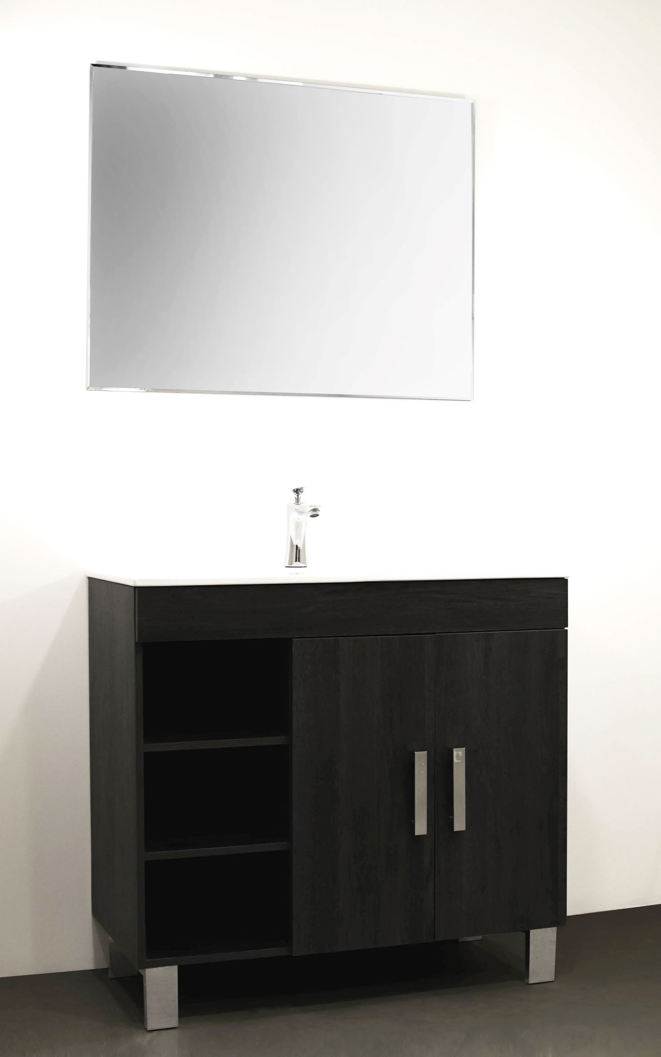 Set Mueble para baño a piso (Gabinete) ZA90EB, con dos puertas y tres huecos. El set incluye: lavabo de cerámica, espejo y monomando. Color Ebony.