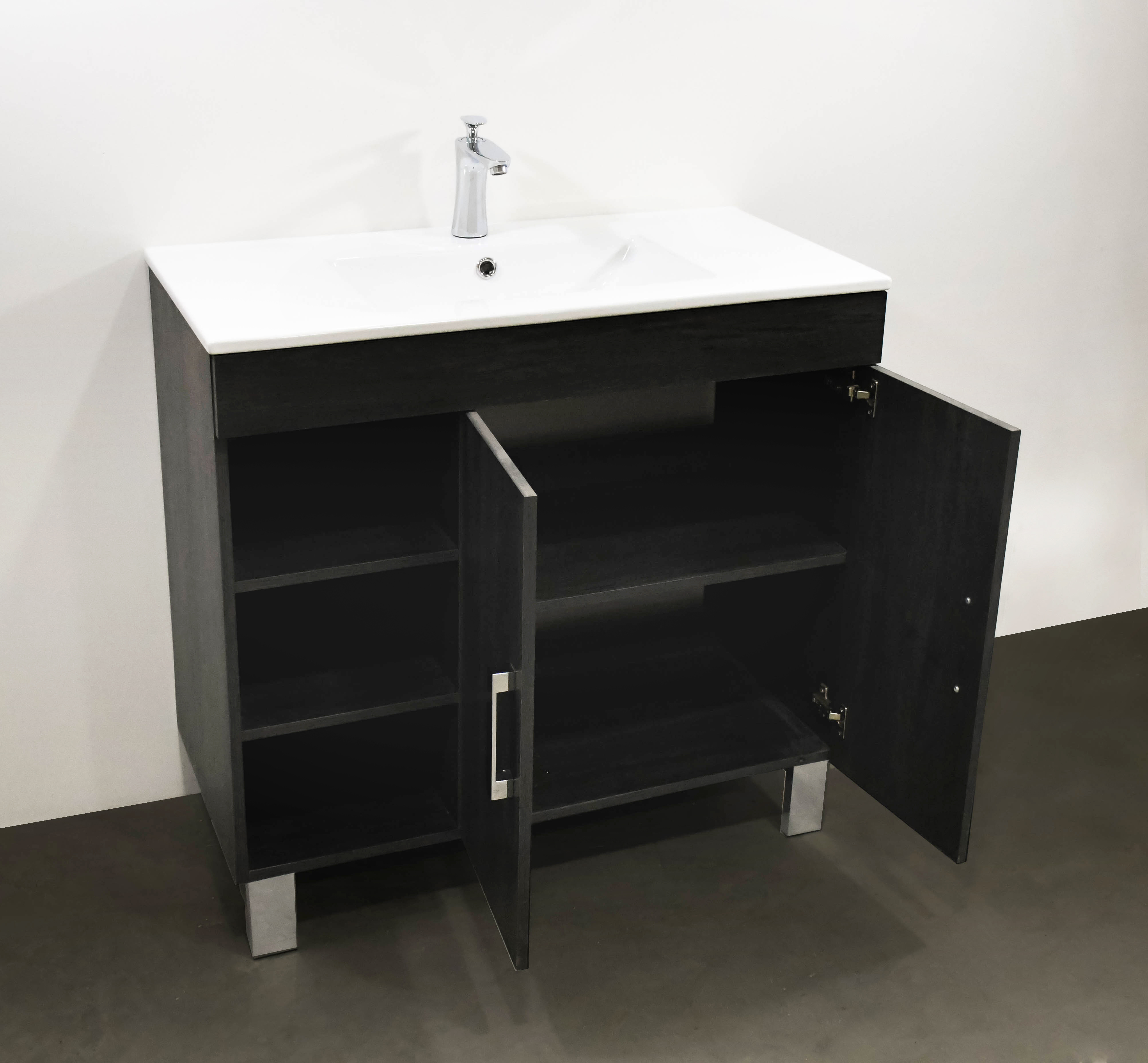 Set Mueble para baño a piso (Gabinete) ZA90EB, con dos puertas y tres huecos. El set incluye: lavabo de cerámica, espejo y monomando. Color Ebony.