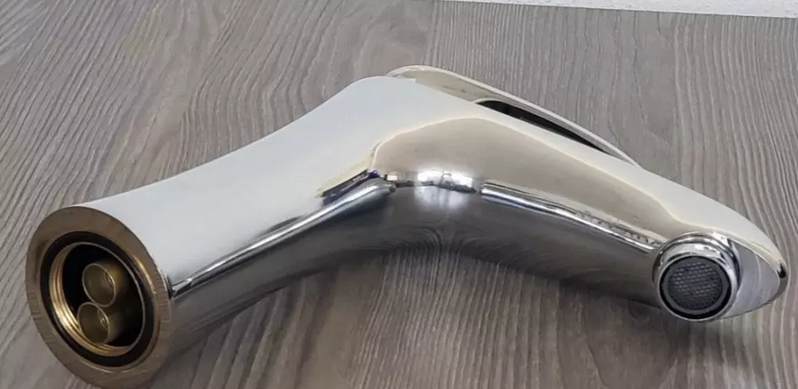 Set Mueble para baño a piso (Gabinete) ZA90EB, con dos puertas y tres huecos. El set incluye: lavabo de cerámica, espejo y monomando. Color Ebony.