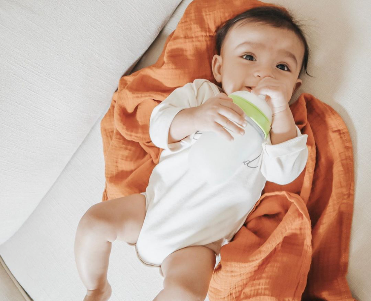 Bundle Comotomo, Pack de 4  Biberón Tacto Natural y 6 Tetinas, Verde