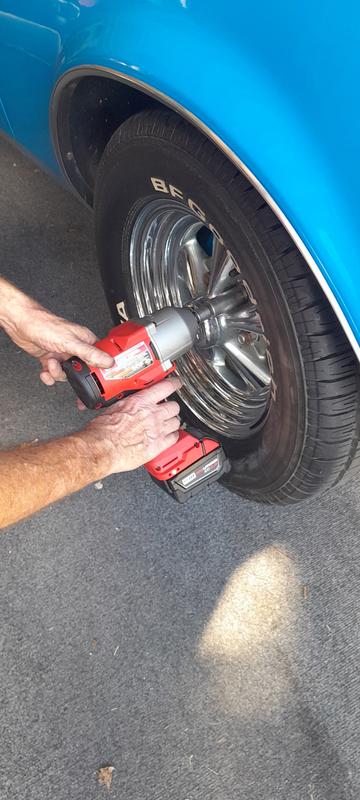 Llave De Impacto Milwaukee 1/2 Batería + Dados + Cargador 800 ft-lbs Par Alto