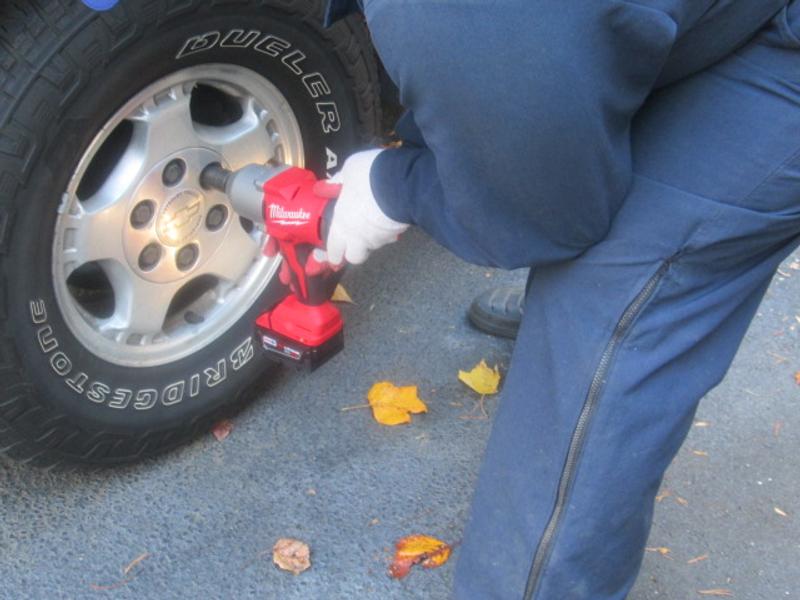 Llave De Impacto Milwaukee 1/2 Batería + Dados + Cargador 800 ft-lbs Par Alto