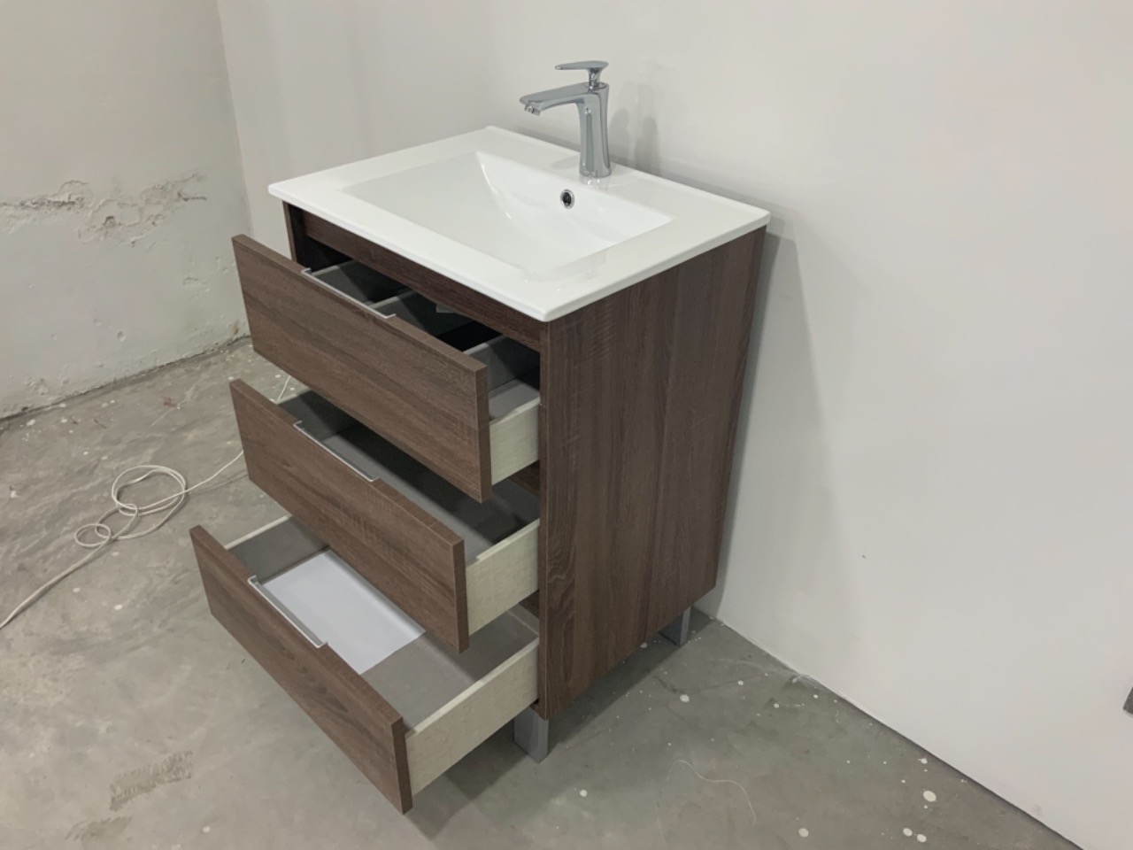 Set Mueble para baño a piso (Gabinete) SI60BR, con tres cajones. El set incluye: lavabo de cerámica, espejo y monomando. Color Brittania.