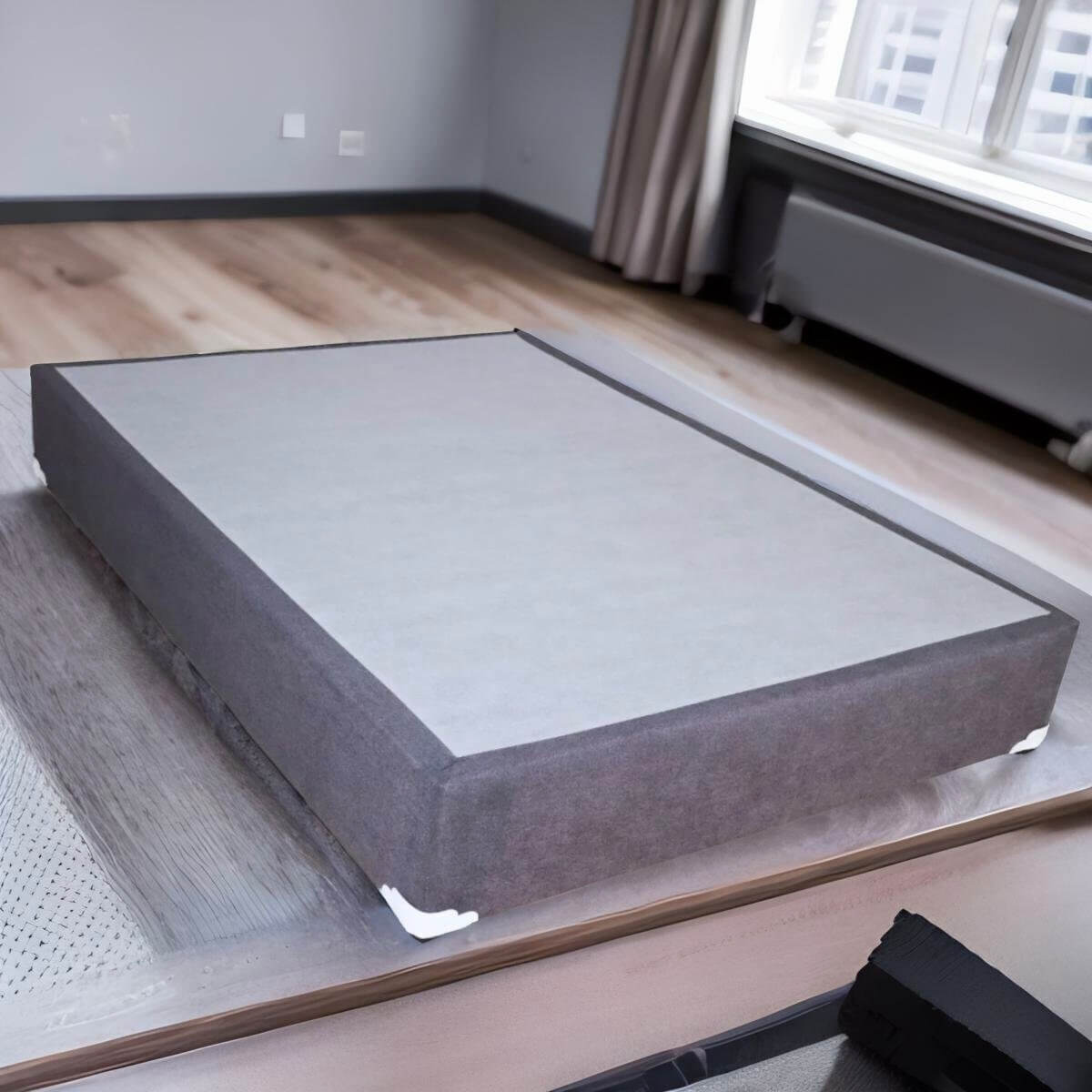 Base para Cama Queen Size NORVAL Muebles Base de Madera con Moderno tapiz en Lino Gris.