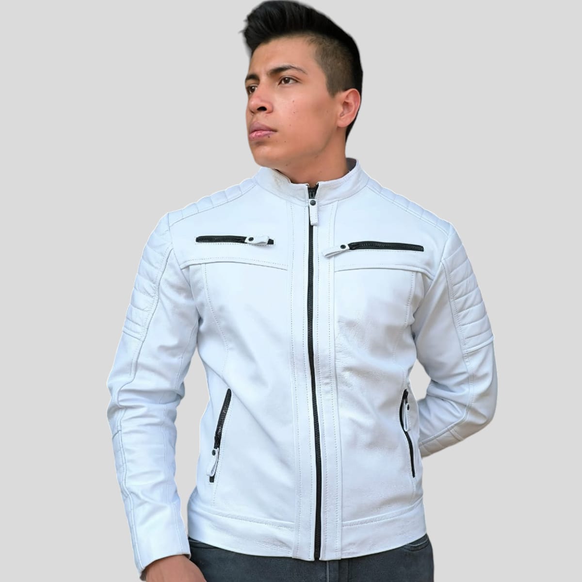 Chamarra Caballero Modelo Matrix piel Blanca legitima Incluye de Regalo un Llavero Monedero de piel