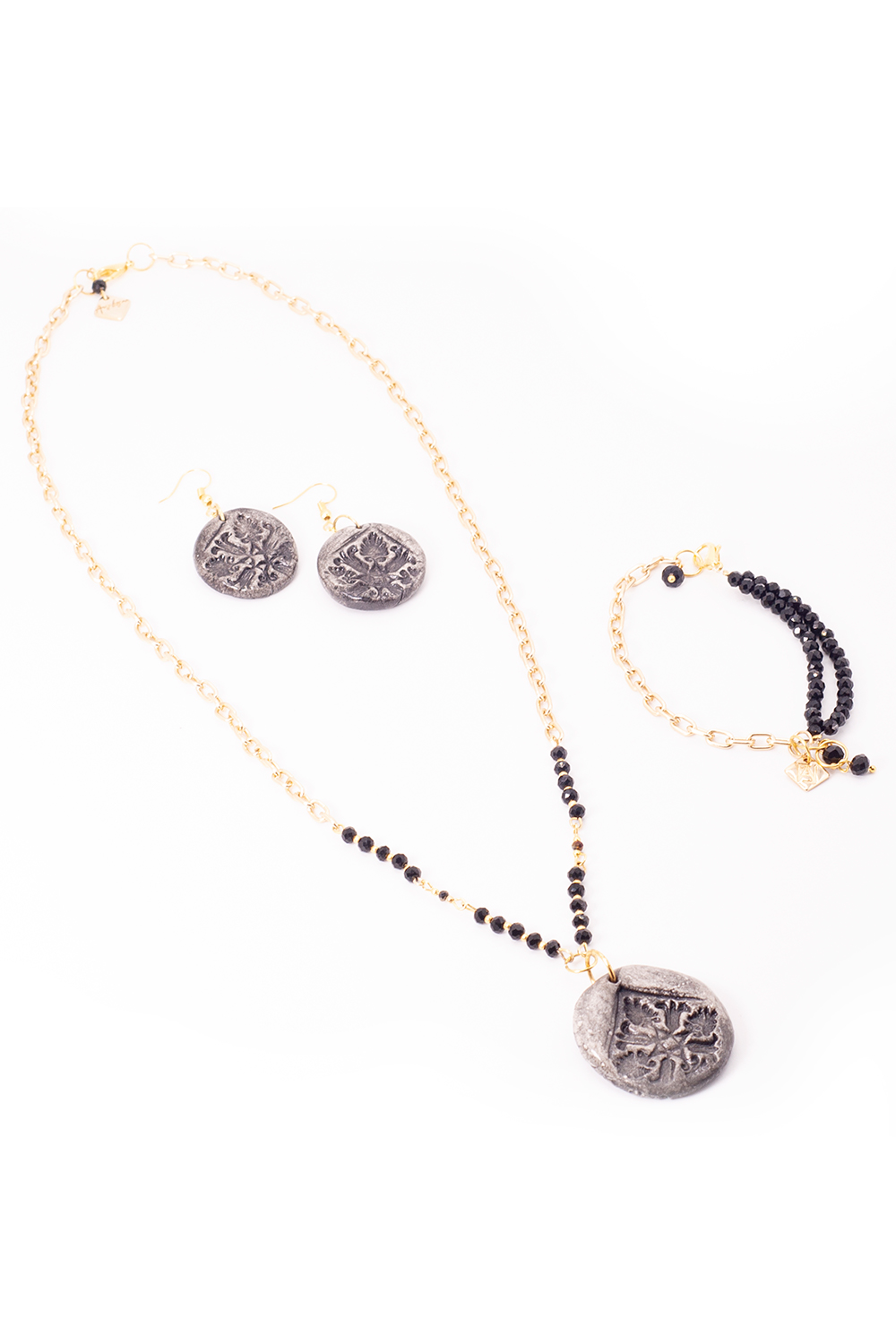 Collar largo artesanal A ÁNGELOZANO flor maya de barro gris, Pulseras y aretes.