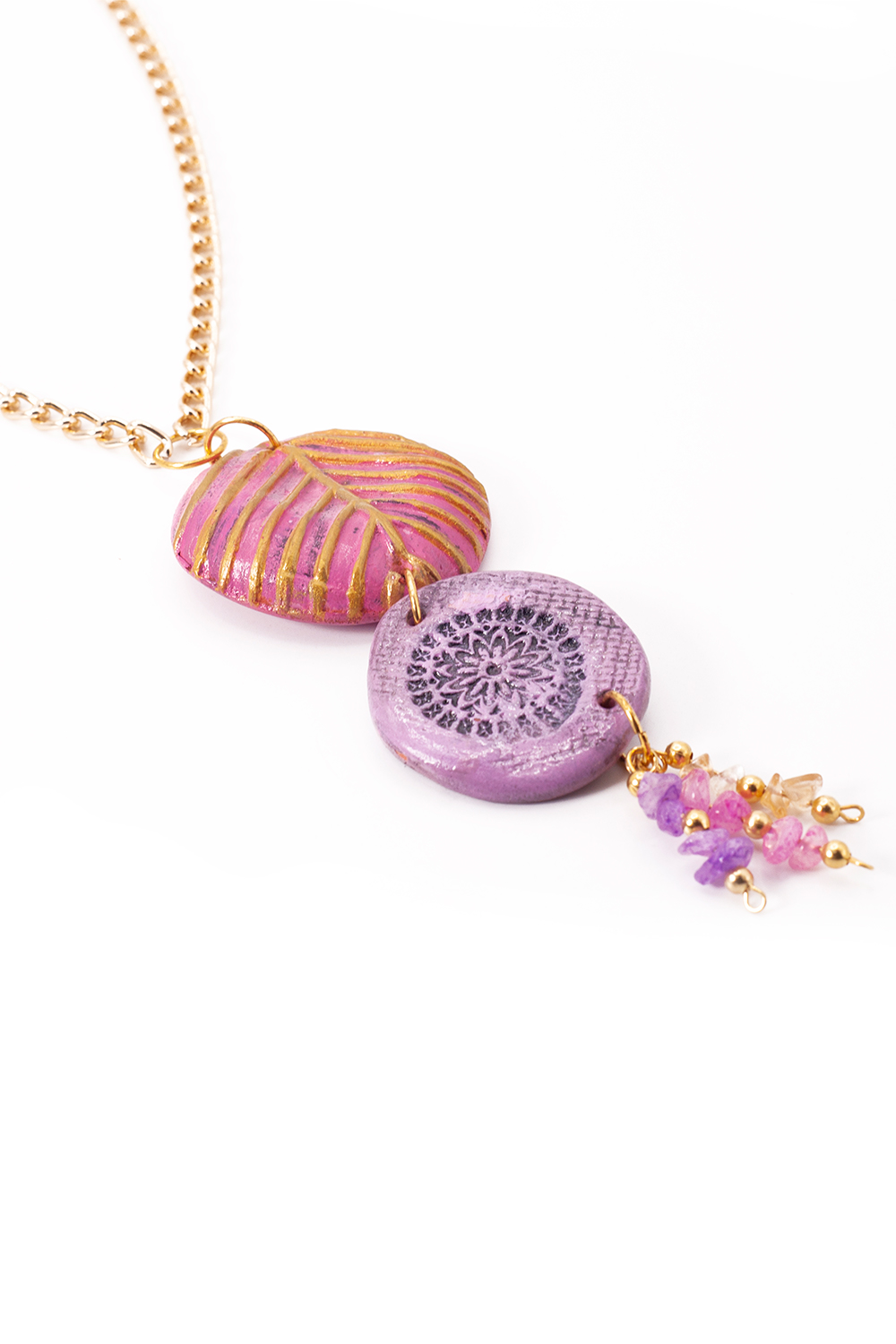 Collar largo artesanal A ÁNGELOZANO flores de barro rosa morado, pulsera y aretes.