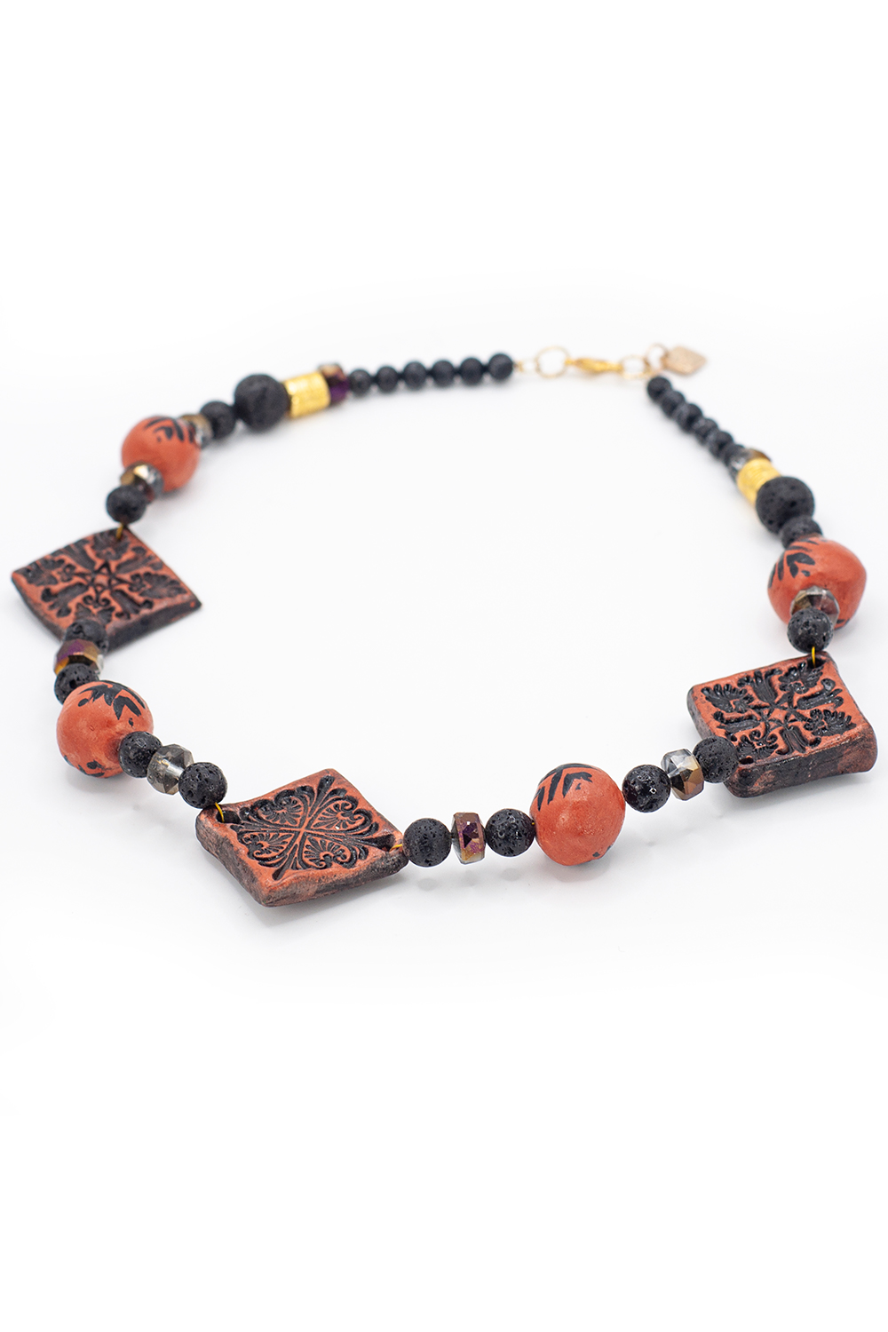Juego artesanal rombos A ÁNGELOZANO, barro negro, pulsera y aretes.