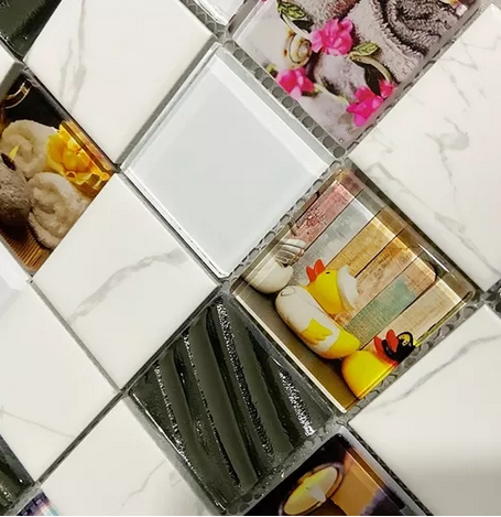 Malla o Mosaico Decorativo de Vidrio REL, medida 30x30 Cms (base por altura) Diseño en tono blanco marmoleado con imágenes alusivas a un spa y naturaleza, con detalles en relieve. Caja con 5 piezas.