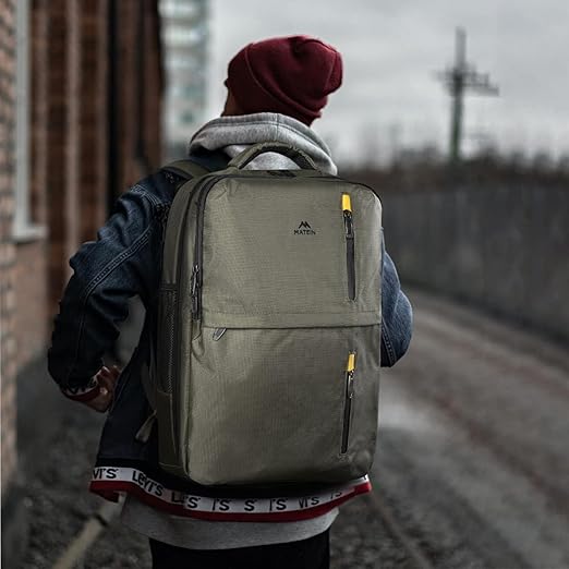 A MATEIN Mochila de Viaje, Mochila para Laptop con Puerto de Carga USB, Mochila de Viaje 10 kg Avión de 17.3 pulgadas, Verde