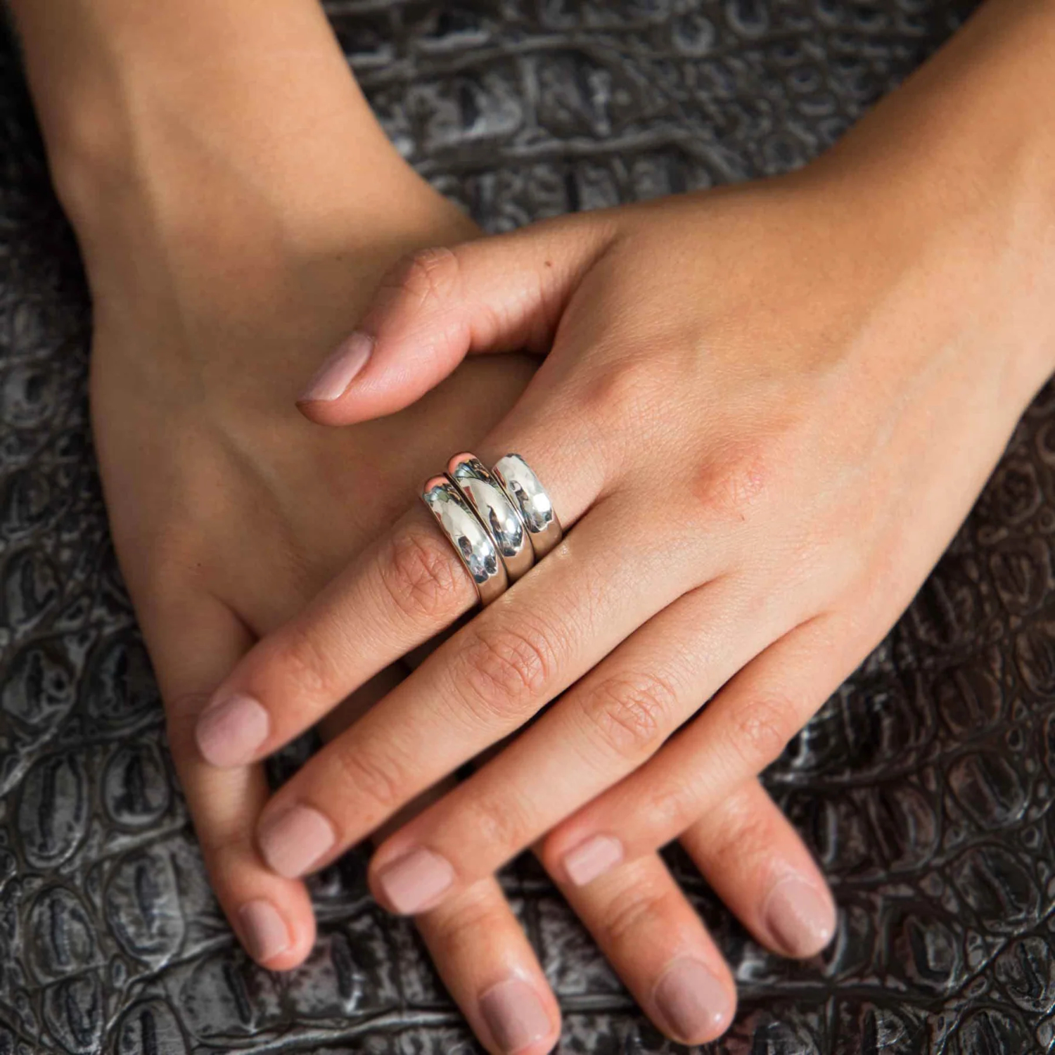 Anillo de Plata ley 925, Enroscado triple con acabado martillado numero 6.