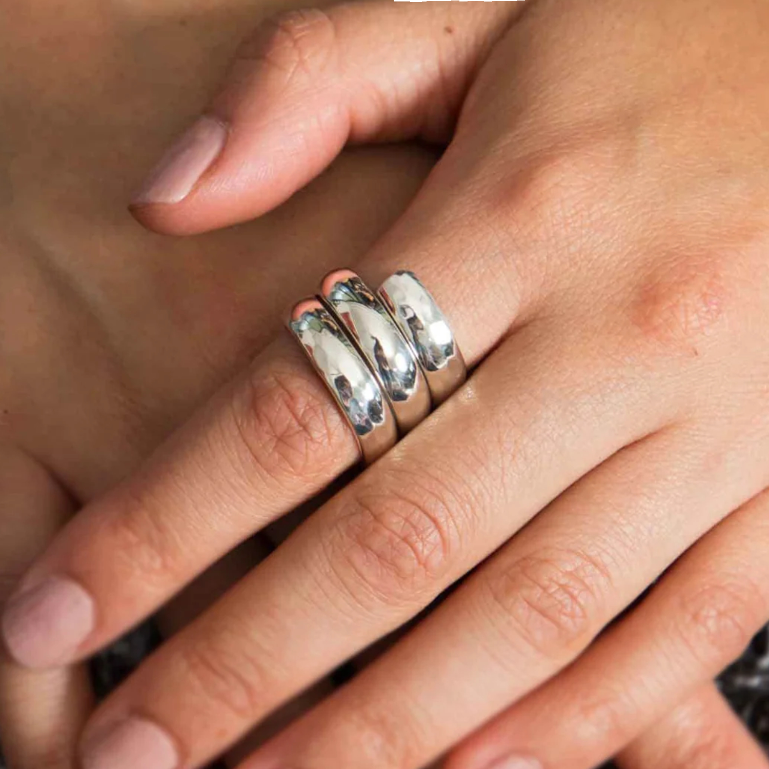 Anillo de Plata ley 925, Enroscado triple con acabado martillado numero 6.